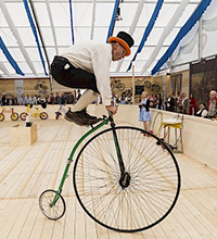 Mann auf Velodrom im Museumszelt